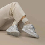 Tênis Nike Dunk Low Feminino "Photon Dust" Cinza - DD1503-103 - Imagem 7